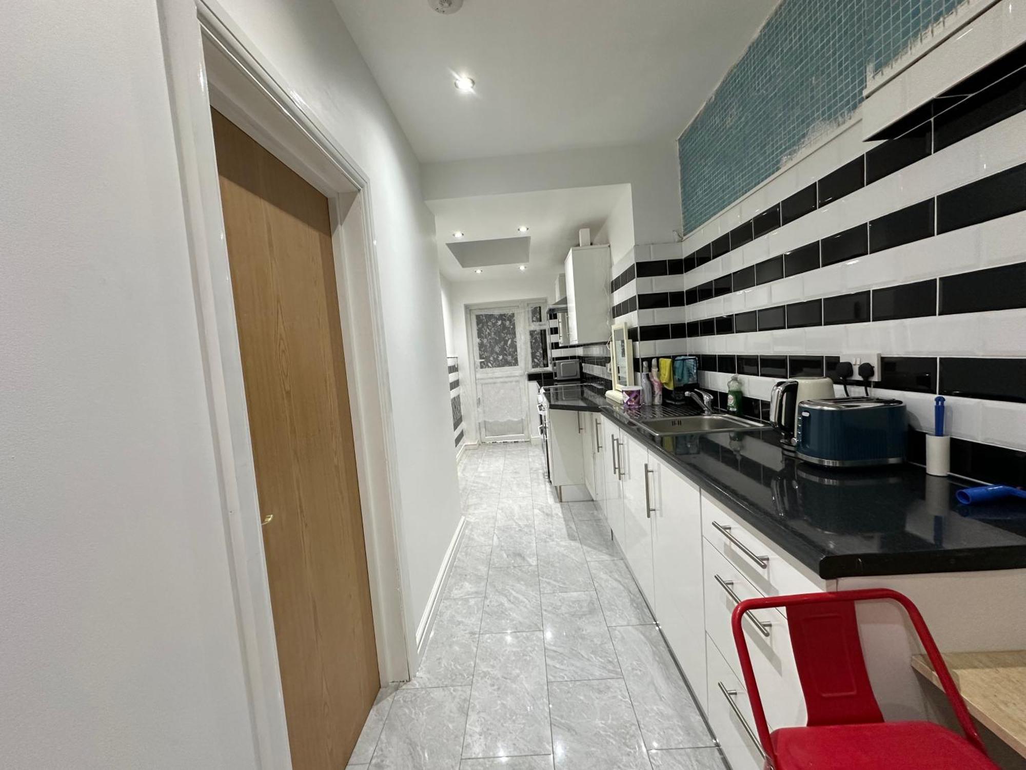 4th Flat With Private Own Bathroom A Luxury Family Setup And Furnished With Double Bed A Double Futon-sofa Bed A Single Futon Bed A Baby Cot And Garden And Free Parking